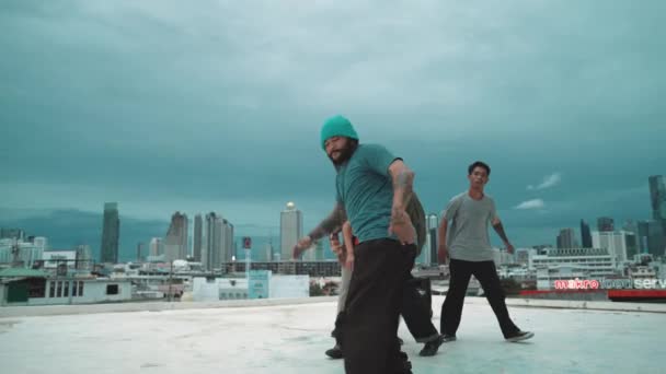 Spanyol Hipster Dansları Şehrin Mavi Gökyüzü Manzaralı Çok Kültürlü Arkadaşlarıyla — Stok video