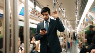 Kafkasyalı profesyonel proje yöneticisi trende bulanık bir geçmişle beklerken saate bakıyor. Profesyonel bir iş adamı, etrafı insanlarla çevrili bir yatırımcı için yöneticiyi arıyor. Sevinçli..