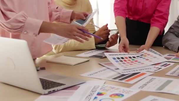 Ruční Detailní Záběr Designérského Týmu Brainstorming Výběr Barvy Pro Grafický — Stock video