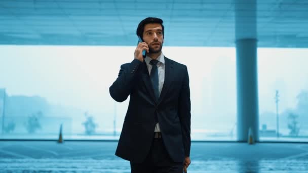 ブルーフィルターでドアの前に立っている間 同僚に電話するプロジェクトマネージャーの電話 マーケティングプランについてスマートビジネスマン電話チーム 新しい仕事を変える幸せなビジネスマン エクササイズ — ストック動画