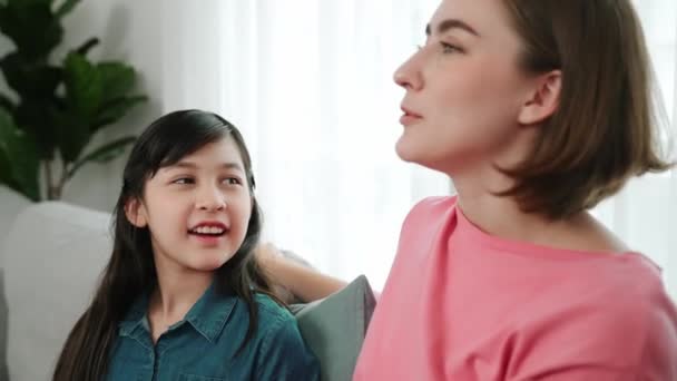 Glad Mor Dela Erfarenhet Med Dotter Medan Sitter Vardagsrummet Vit — Stockvideo