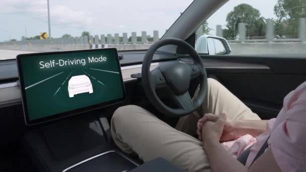Sürücü Otonom Araç Sürücüsüz Otomatik Pilot Modunda Hız Otoyolunda Seyahat — Stok video