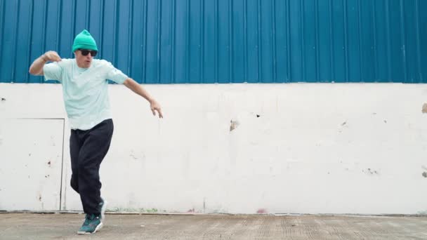 Pełne Ciało Młodzieńczego Hipstera Poruszającego Się Ulicy Biały Break Dance — Wideo stockowe