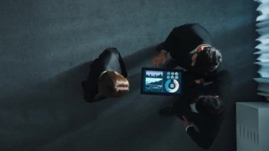 Zeki yöneticinin çeşitli takımlarla el sıkışması ve tabletteki finansal verileri analiz etmesi. Liderin gruba katılması, anlaşma yapması ve pazarlama stratejisini paylaşması zaman aşımına uğradı. Müdürlük.