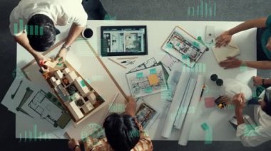 Yöneticinin toplantı odasındaki planlara yukarıdan bakışı. Finansal grafik ve istatistik çizelgesi hologramıyla birlikte beyin fırtınası evi inşaatında birlikte çalışan ekibin hava görüntüsü. Hizalama.