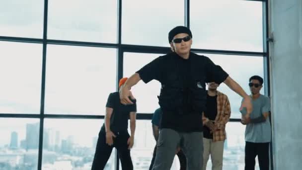 Profesionální Hipster Provést Krok Tančit Spolu Různými Multikulturní Přítel Stojí — Stock video