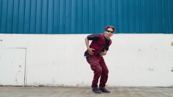 Bonito Dançarino Rua Praticando Break Dance Fundo Chão Branco Homem — Vídeo de Stock