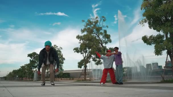 Профессиональный Привлекательный Хипстер Исполняет Уличные Танцы Фонтаном Панорамный Снимок Привлекательного — стоковое видео