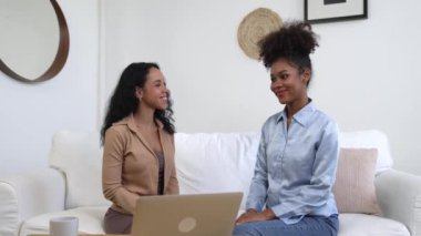 Mutlu hasta ve psikolog klinikte olumlu duygularla zihinsel sağlık sohbetlerini paylaşırken, aynı zamanda yurtiçi ofiste başarılı bir iş ve hayatı psikologa anlatıyor.