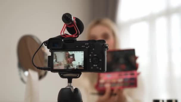 Задний Вид Behide Экран Камеры Дисплей Женщина Делает Красоту Косметическое — стоковое видео