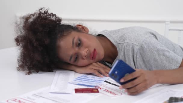 Stresszes Fiatal Nőnek Pénzügyi Problémái Vannak Hitelkártya Tartozással Hogy Kifizesse — Stock videók