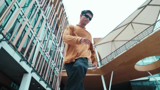 Hispanic Dansare Tittar Kameran Medan Dansar Hip Hop Stil Ung — Stockvideo