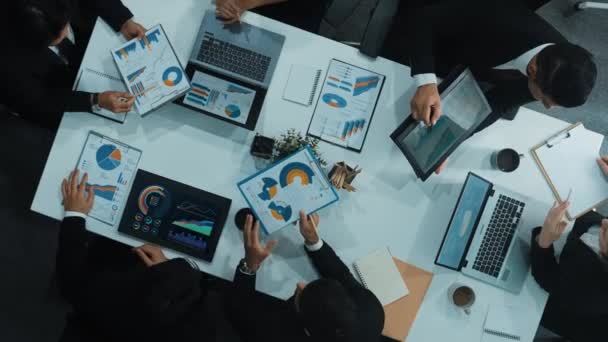 文書とタブレットの会議で投資統計を表示するテーブルの財務戦略について議論するビジネスの人々の空想的な視点をトップダウン 計画についての多様なチームブレインストーミング ディレクター — ストック動画
