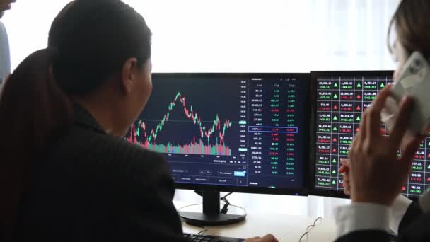 Zpomalení Obchodní Investoři Akciové Obchodní Společnosti Analyzující Burzovní Marketing Při — Stock video