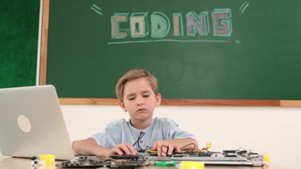 Kök Sınıfında Tahtayla Otururken Elektronik Tahtada Çalışan Bir Öğrenci Çocuk — Stok video