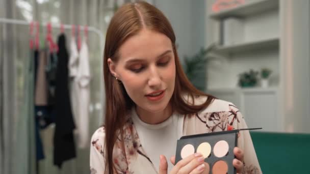 Mujer Influencer Disparar Transmisión Vivo Vlog Revisión Vídeo Maquillaje Prim — Vídeo de stock