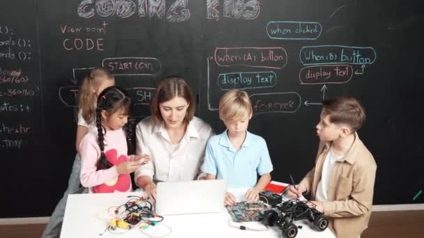 Různorodý Student Psaní Inženýrského Kódu Zatímco Chlapec Opravuje Mateřskou Tabuli — Stock video