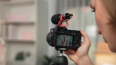 İki kadın nüfuzlu kişi canlı yayın yapan video klip eleştirisi kıyafetlerini sosyal medyada ya da blogda yayınlıyor. Stüdyo ışıklandırmalı mutlu genç kız çevrimiçi pazarlama oturumu yayını için..