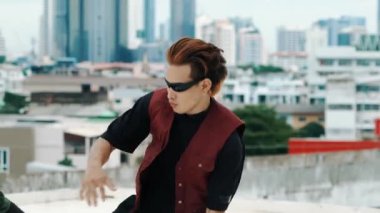 Çatıda çok kültürlü arkadaşlar varken profesyonel İspanyol break dansçısı B boy dansı. Genç modern dans grubu hip hop hareketi yapıyor. Tarz, moda, aksiyon. Açık hava sporu 2024 hiphop..