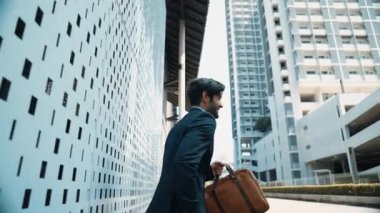 Şehir caddesinde yürürken neşeyle dans eden yetenekli bir iş adamı. Proje yöneticisi iyi haberler alır, terfi alır, başarılı bir iş bulur ve coşkuyu ifade eder. Sevinçli..