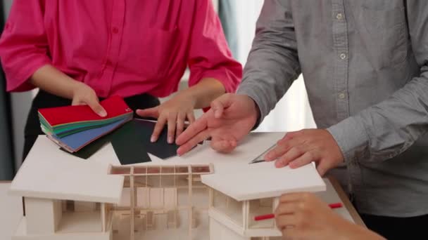 Slow Motion Home Designer Met Behulp Van Architectonische Apparatuur Tekenen — Stockvideo