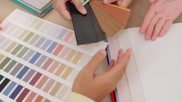 Lento Movimento Mão Closeup Arquiteto Designer Interiores Apresentando Material Têxtil — Vídeo de Stock