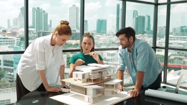 Professionelles Architekten Ingenieur Team Arbeitet Zusammen Den Hausmodellbau Analysieren Gruppe — Stockvideo
