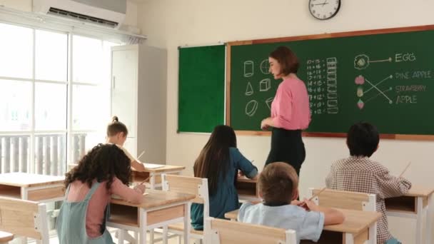 Guru Pintar Memeriksa Siswa Lucu Sambil Menjelaskan Ide Kelas Instruktur — Stok Video