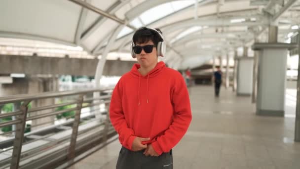 Smart Asiatisk Dansare Lyssnar Hip Hop Musik När Han Går — Stockvideo