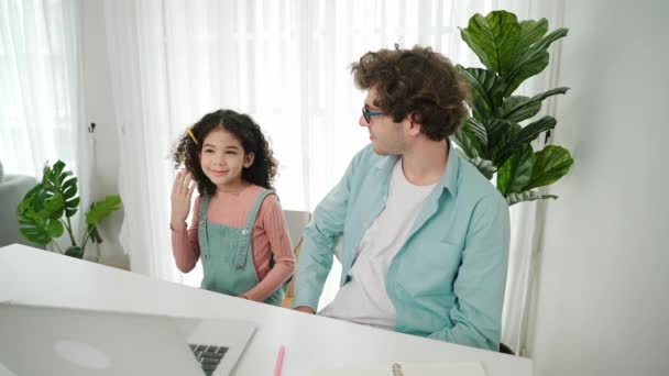 美国女儿把铅笔放在耳朵上 挥手打招呼 而爸爸则看着高加索女孩 可爱的女学生在学习工程代码和编程系统的同时也在看笔记本电脑 教育学 — 图库视频影像