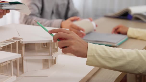 Σχεδιαστής Σπιτιού Αργής Κίνησης Χρησιμοποιώντας Αρχιτεκτονικό Εξοπλισμό Σχεδιάζει Ένα Σχέδιο — Αρχείο Βίντεο