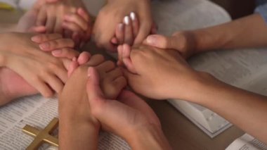 Hristiyan katolik takipçilerle dinsel bağlılık ve maneviyat duygusu doludur. Ağır çekimde Hıristiyan insanlar birlikte dua ederken el ele tutuşup grup duası yapıyorlar. Filizlenen