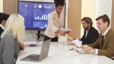 Finansal veri sunumuna başlamadan önce üniversiteye ya da yatırımcıya kağıtlar hakkında iş istihbaratı dağıtırken BI Fintech kullanan analist ekibiyle ofis veya süs toplantı odasında sunum yapmak