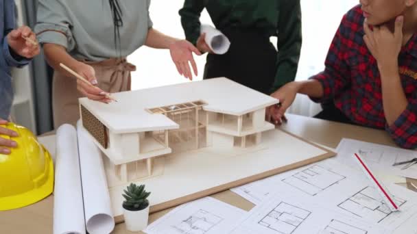 缓慢运动的家庭设计者使用建筑设备评审和测量建筑房屋模型设计样本 与客户或客户一起监督办公室的项目 萌芽状态 — 图库视频影像