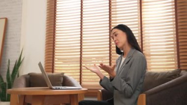Mutlu ve gülümseyen kadın psikolog psikiyatri odasındaki hastanın zihinsel teşhisi için bilgisayarı kullanıyor. Uzaktan zihinsel tedavi. Blithe