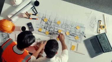 Profesyonel mimar mühendis ekibinin inşaat çalışmalarını göstermesi ve tartışması zaman aldı. Farklı insanlardan oluşan bir grup plan ve tasarım için birlikte çalışıyorlar. Hizalama.