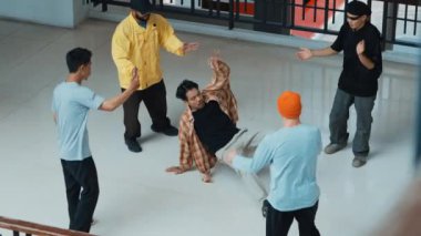 Becerikli hipster sokak dansçıları arasında break dans gösterisi yapıyor. Çok kültürlü sokak dansçıları profesyonel koreograflara bakıyor. Açık hava sporu 2024 hiphop..