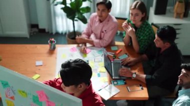 Yönetim kurulunda Ux Ui 'nin cep telefonu tasarımını tartışırken iş adamlarının el ele tutuşması. Pazarlama ekibinin el ele tutuşup el çırpmasını sağlayın. Cemaat.