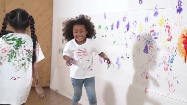 Crianças Brincalhões Brincando Correndo Com Mão Manchada Colorida Frente Fundo — Vídeo de Stock