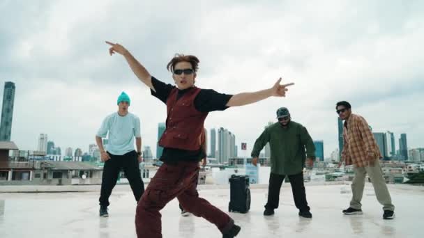 Squadra Break Dance Professionale Pratica Danza Boy Mentre Gli Amici — Video Stock