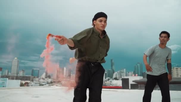 Grupo Hipster Multicultural Jogando Flare Cor Telhado Dançarina Rua Atraente — Vídeo de Stock