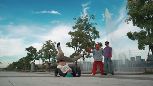 Profesyonel Çekici Hipster Fountain Ile Sokak Dansı Yapıyor Yakışıklı Bir — Stok video