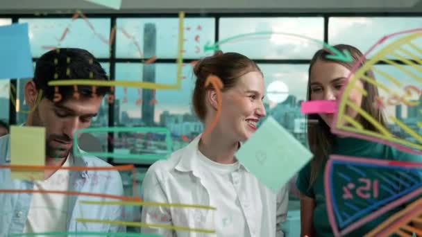Smart Affärsteam Arbetar Tillsammans För Att Brainstorm Marknadsföring Plan Samtidigt — Stockvideo