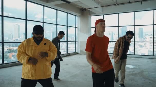Multikulturell Dansare Övar Streetdance Och Går Över Till Hip Hop — Stockvideo