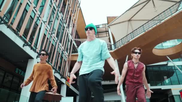 Разнообразные Хип Хоп Группы Репетируют Брейк Данс Энергичная Команда Уличных — стоковое видео