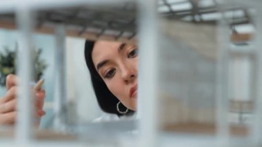 Ev modeli yapısını kendinden emin bir şekilde kontrol etmeye odaklanan genç, güzel, beyaz, yetenekli mimar mühendisinin yakın çekimi. Yaratıcı ve profesyonel tasarım konsepti. Portre. Tertemiz..