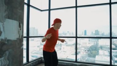 Çok kültürlü hipster grubu kameraya bakarken gökyüzü avcısıyla ya da şehir manzaralı bir binada break dans yapıyorlar. Sokak dansçısı ekibi dansçı performansına bakıyor. Açık hava sporu 2024 hiphop..