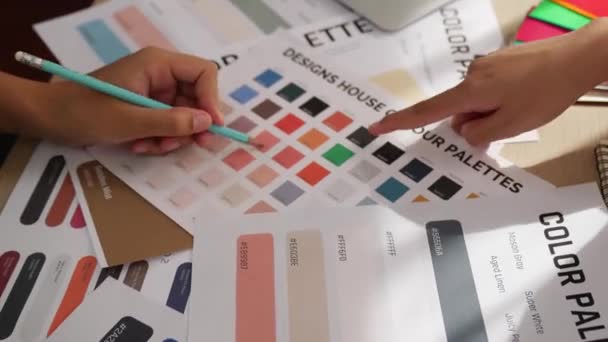 通过在设计代理办公室进行色彩咨询 对两位设计师的手部特写和色彩选择进行了设计工作或客户咨询 — 图库视频影像