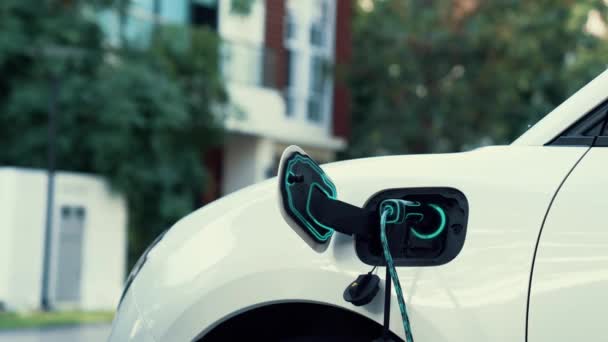 Elektromos Autó Feltöltése Otthoni Töltőállomásról Futurisztikus Töltővel Elektromos Járművek Intelligens — Stock videók