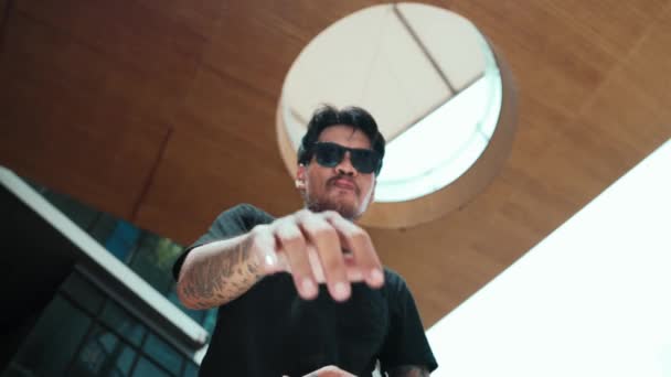 Dansator Hispanic Care Uită Cameră Timp Dansează Mall Atractiv Hipster — Videoclip de stoc